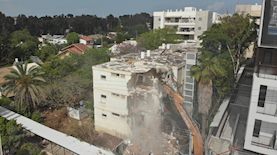 הריסת המבנים, צילום: מריו לוי